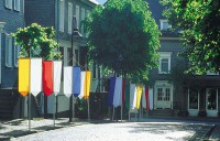 /album/fotogalerij/kirchplatz-mit-fahnen-jpg/